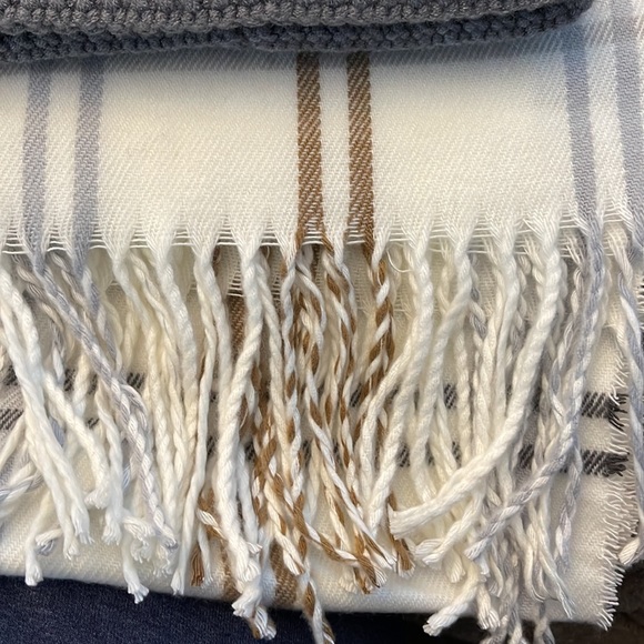 Ivory Gray Steve Madden Scarf and Hat set NWT - Picture 3 of 4